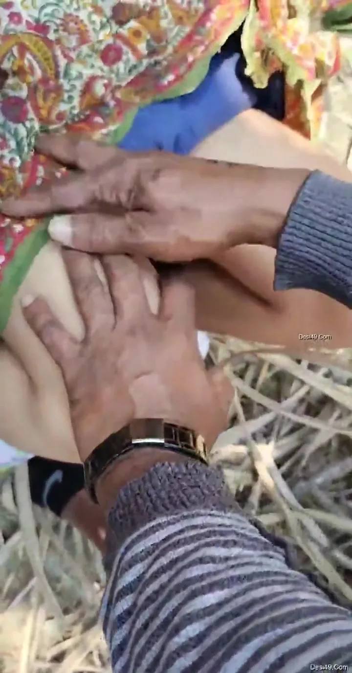 Today Exclusive- Desi Village Bhabhi Outdoor Fucking