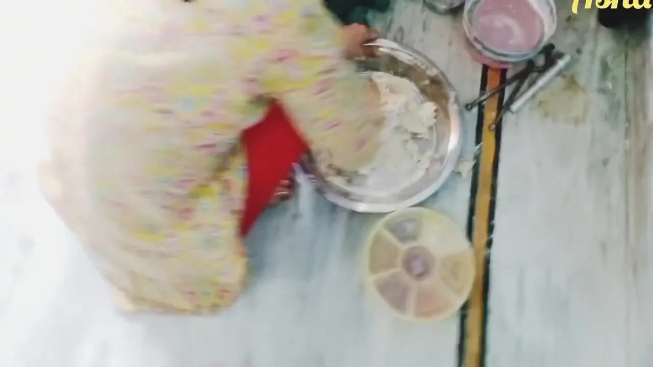 Kaam Vali Bai Roti Bna Rahi Thi Makan Malik Ne Use Choda