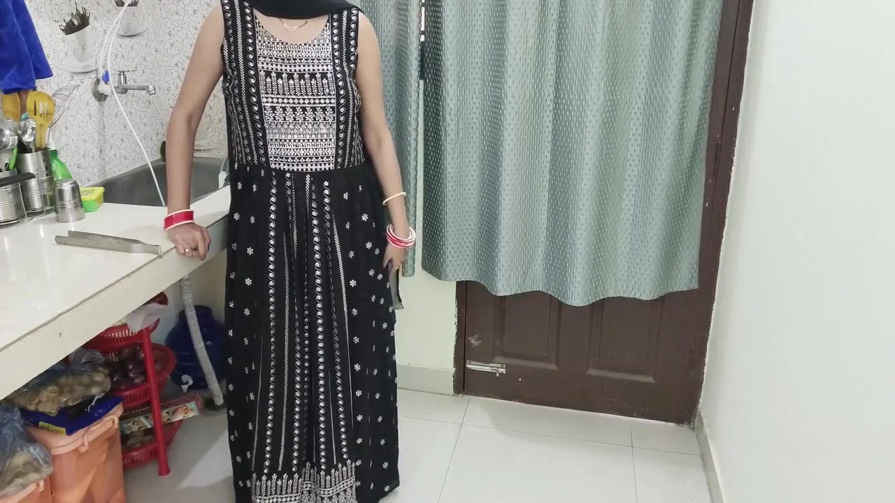 Sutela Bhai Bhaiya Choro Na Koi Dekhlega In Kitchen In Hindi Audio