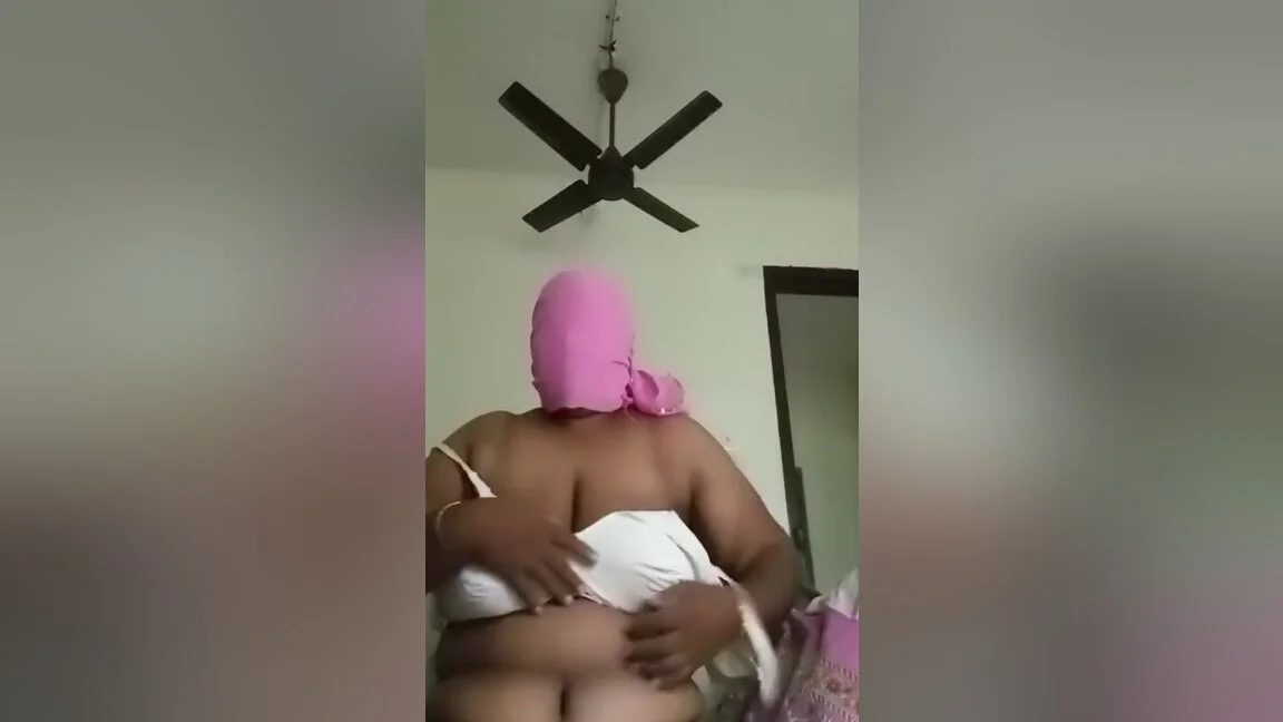 College student 18+ Self-pleasure In Bedroom Finger Massage