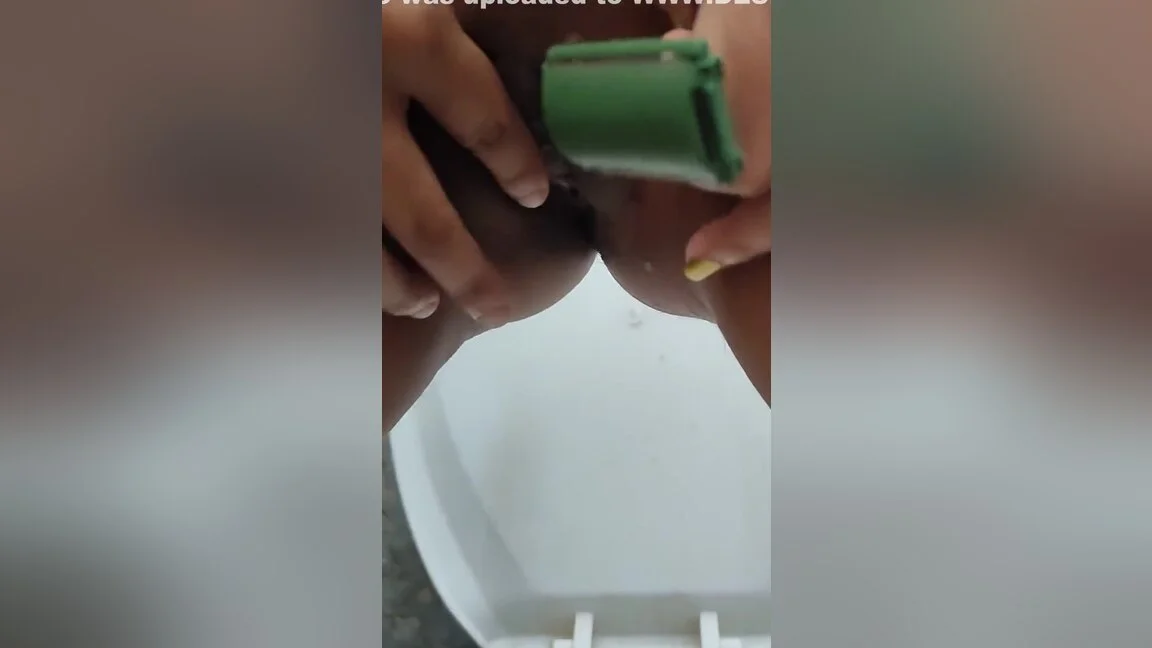 College Girl Shaving Her Pussy