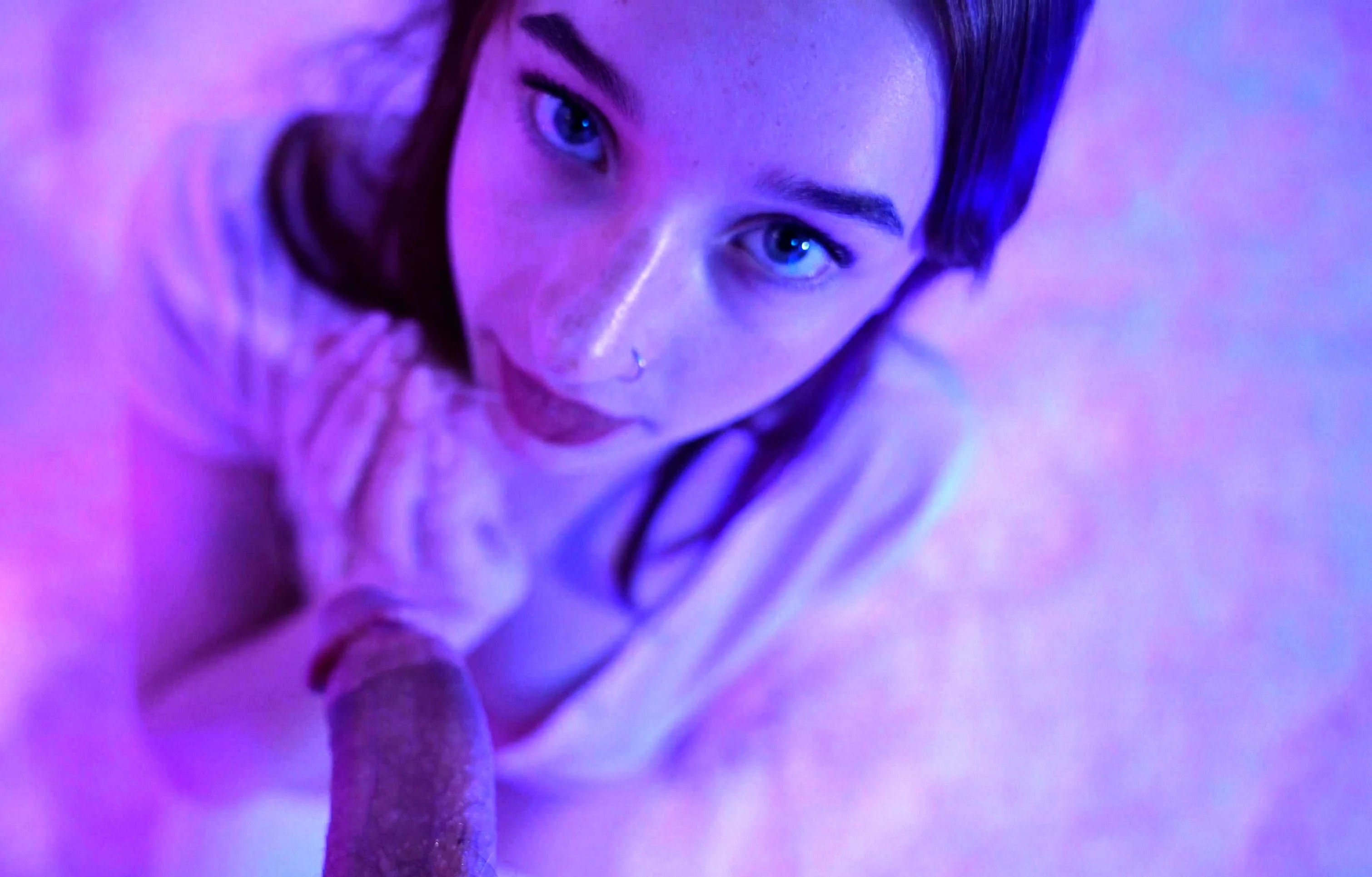 Amateur blonde babe masturbates on cam