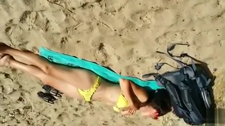 Cumming to a bikini girl on the beach