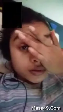 Today Exclusive- Desi Girl Showing Boobs