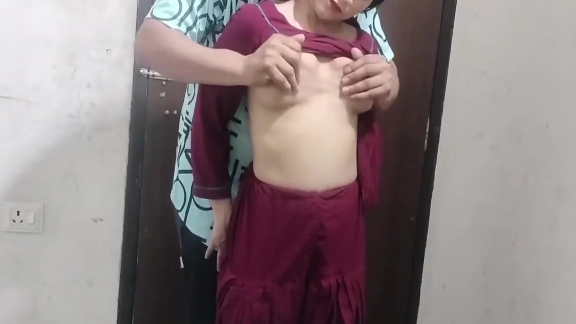 Cute Stepsister In Law Ko Bathroom Me Jabar Chuchi Daba Kar Pela