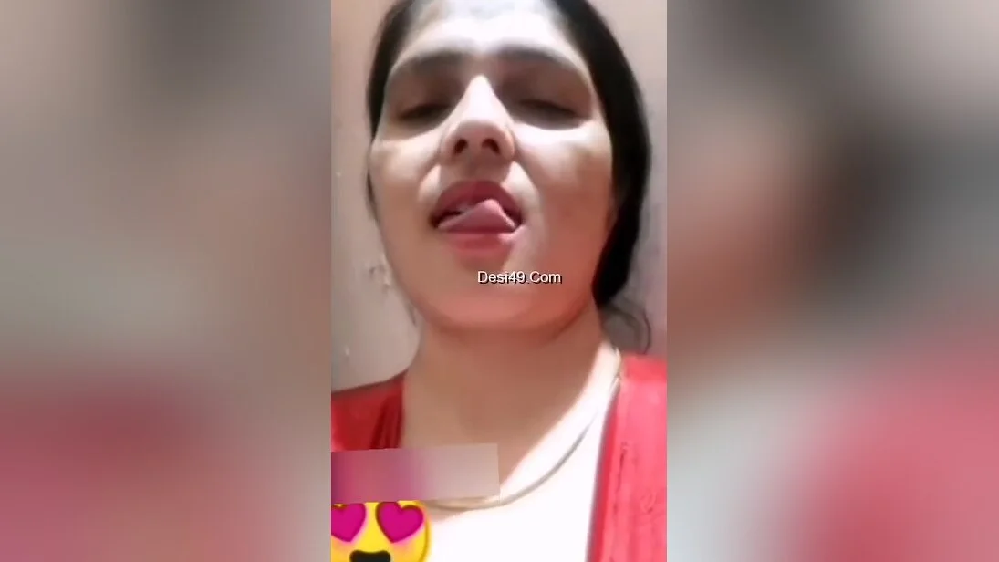 Today Exclusive -sexy Desi Bhabhi Shows Her Boobs And Pussy