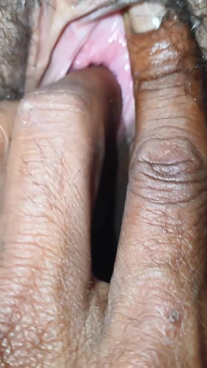 Desi Wife Ne Apni Chut Mein Ungli Karai