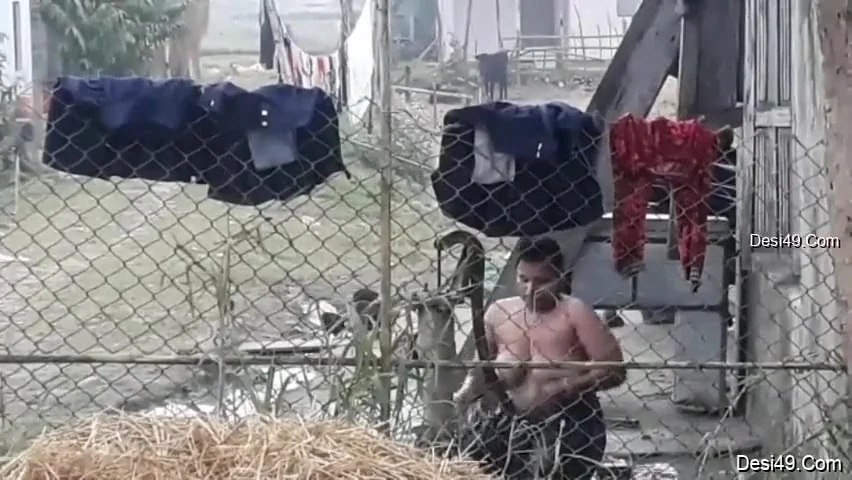 Today Exclusive- Hot Look Desi Bhabi Out Door Bathing