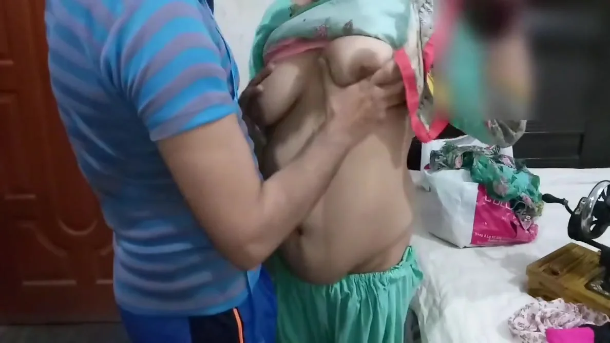 Desi Stepsister-in-law Gets Hot While Giving Her Measure To Taylor, With Hindi Audio