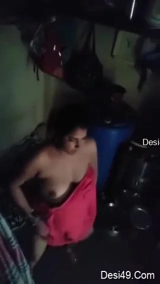 Today Exclusive -desi Bhabhi Shows Her Boobs