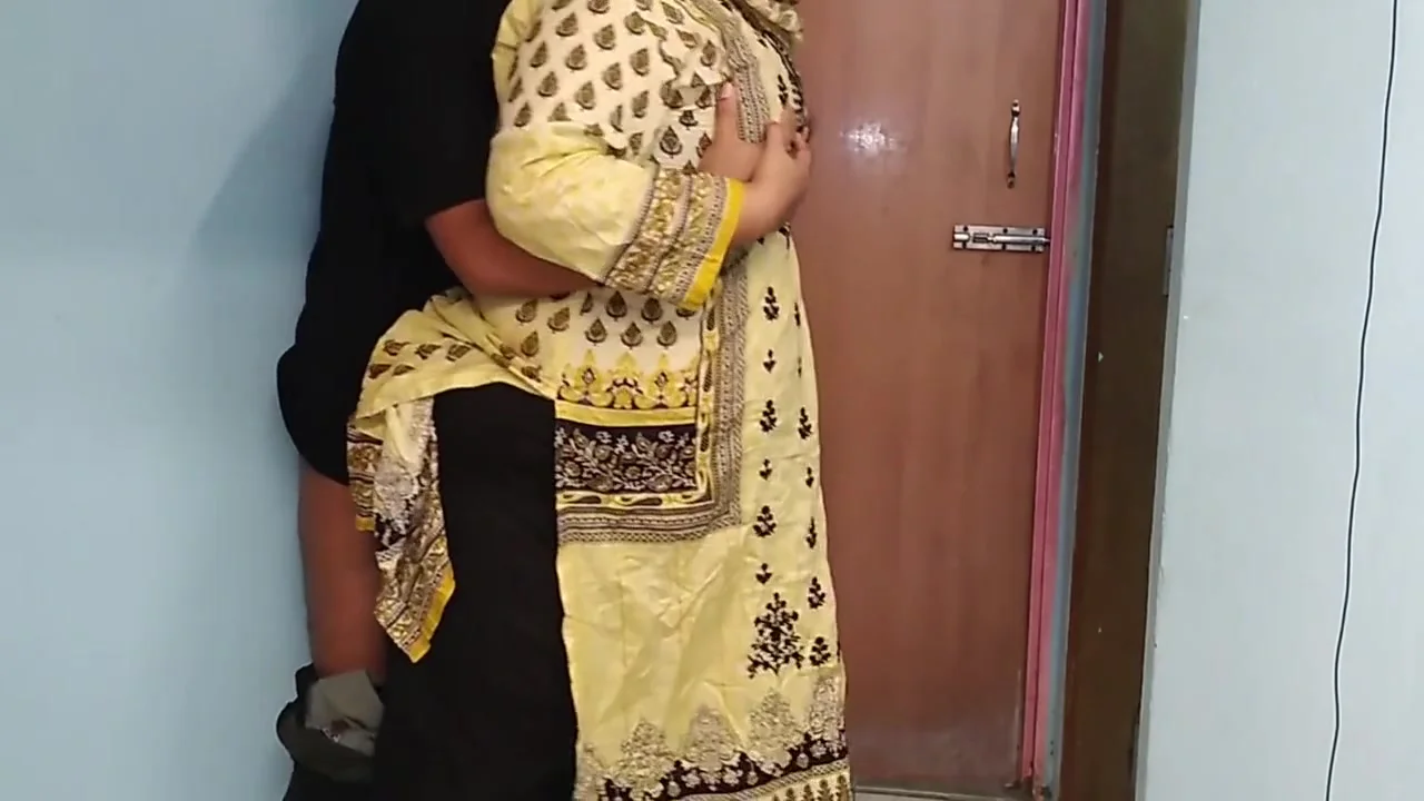 35 Year Old (ayesha Bhabhi) Bakaya Paisa Lene Aye The, Paise Ke Badle Padose Se Kiya Choda Chudi, Hindi Audio - Pakistan