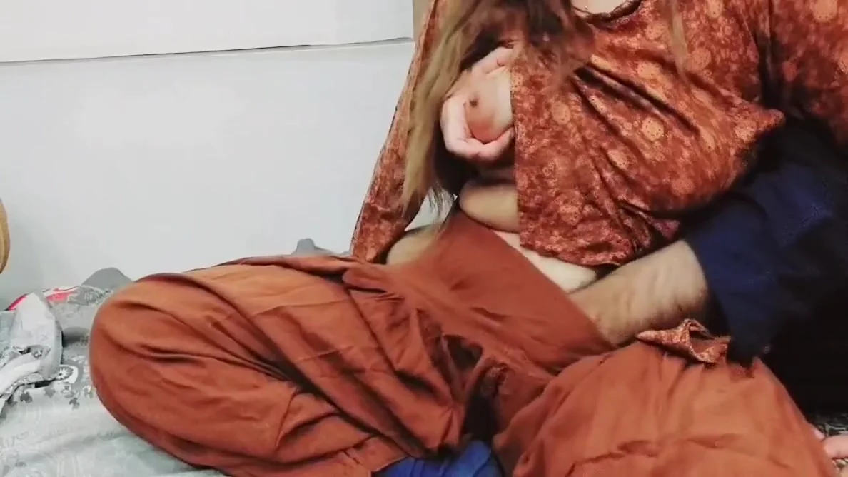 Desi Aunty Fucked And Sucked While She Is Cutting Potato With Clear Hindi Audio