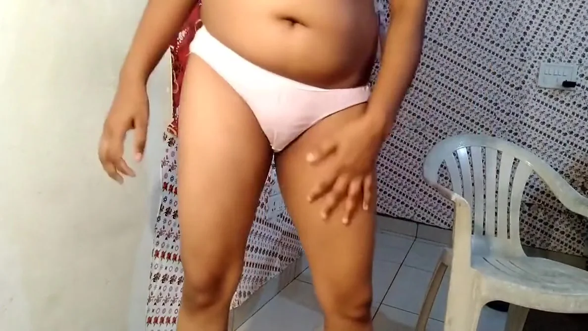 Subh Se Bhabhi Ki Gand M Dard Tha Bhabhi Ne Ki Fingring