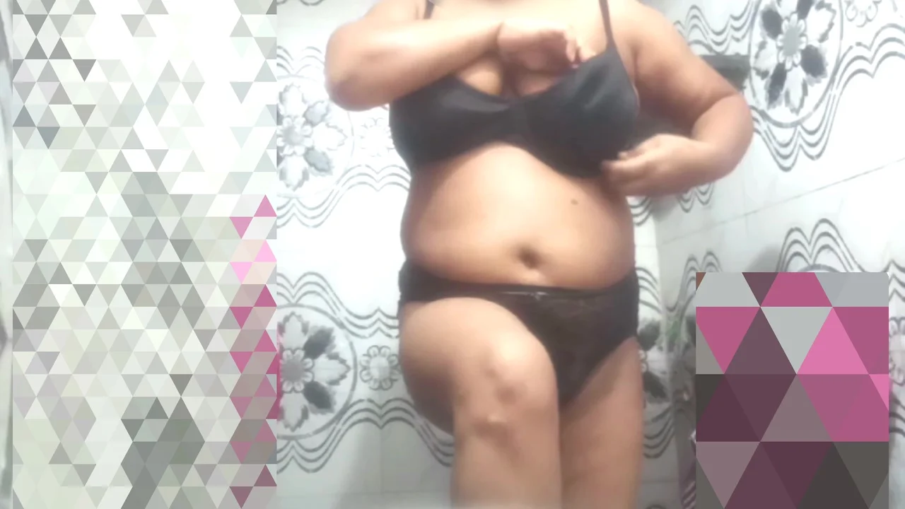 Stepsister-in-law Showed Her Assy, Sexy Stepsister-in-laws Fat Boobs While Bathing