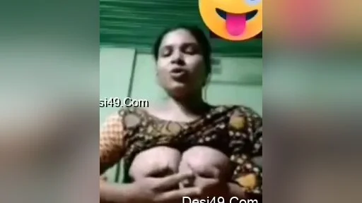 Desi Bhabhi Shows Her Boobs