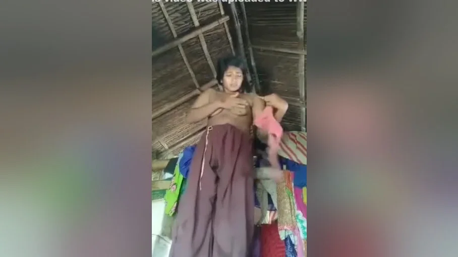 Today Exclusive- Desi Village Girl Showing Her Boobs