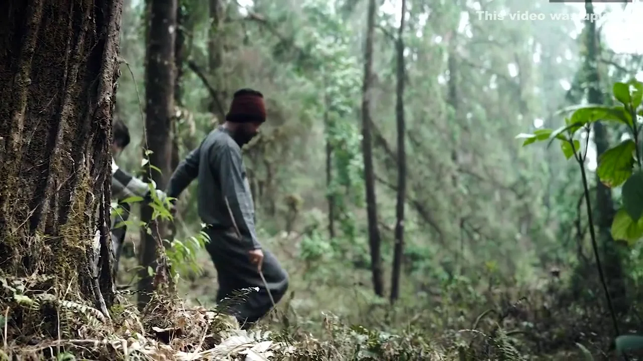 Jungle Me Rasta Bhataki Bade Dudhwali Aurat Local Guide Ke Sath Nachte Huye Khub Choda Rasta Dikhane Ke Bahane