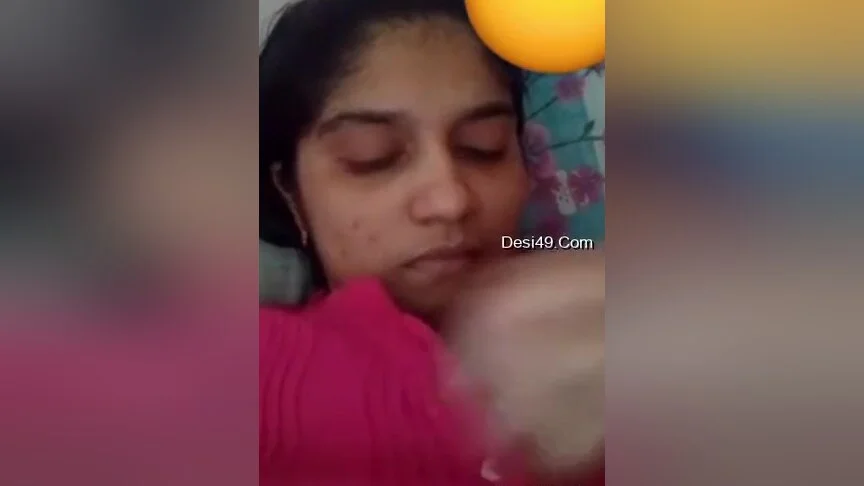 Sexy Desi Girl Shows Her Big Boobs