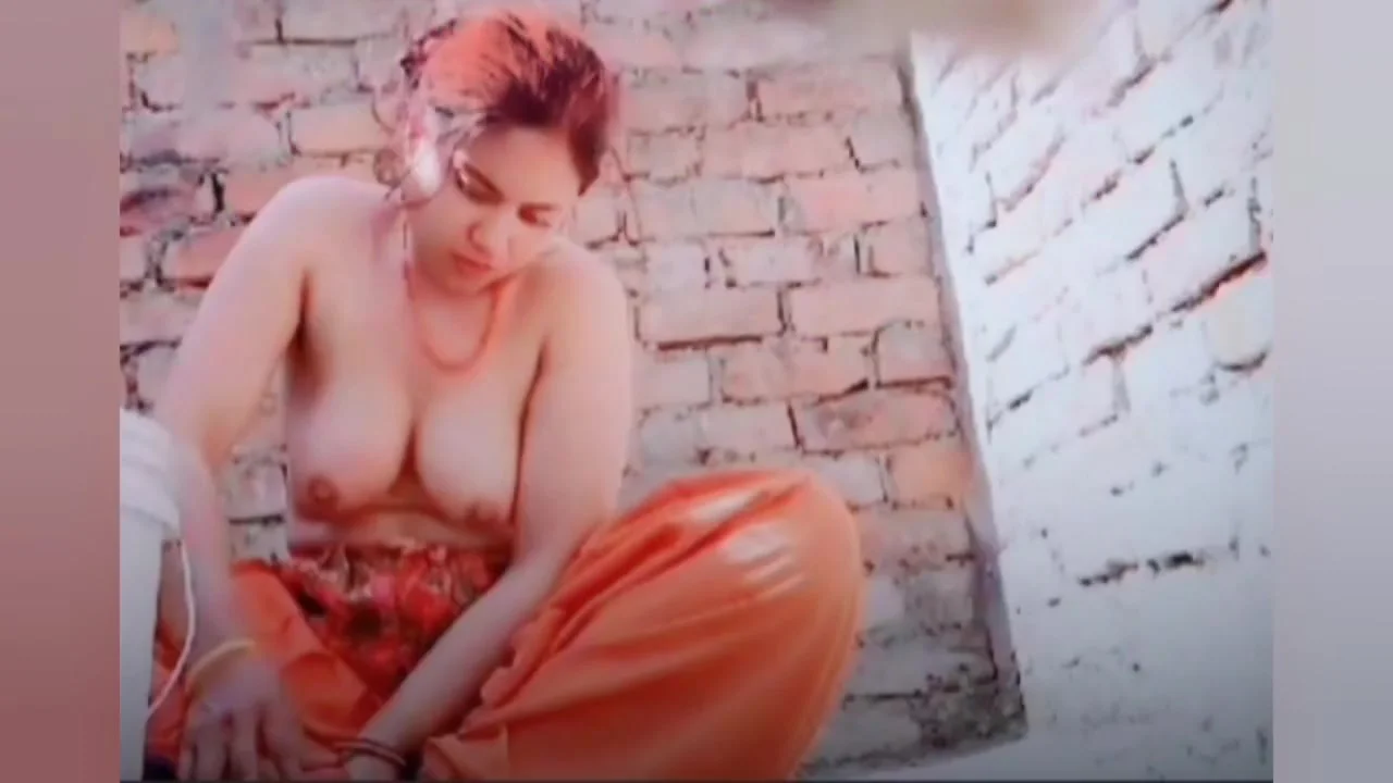 Indian Hot Figure Young Stepsister-in-laws Bath!! Stepsister-in-laws Figure Is Secretly Made Video Of Desi Village Girl Watching And Masterbeing - Very Beautiful