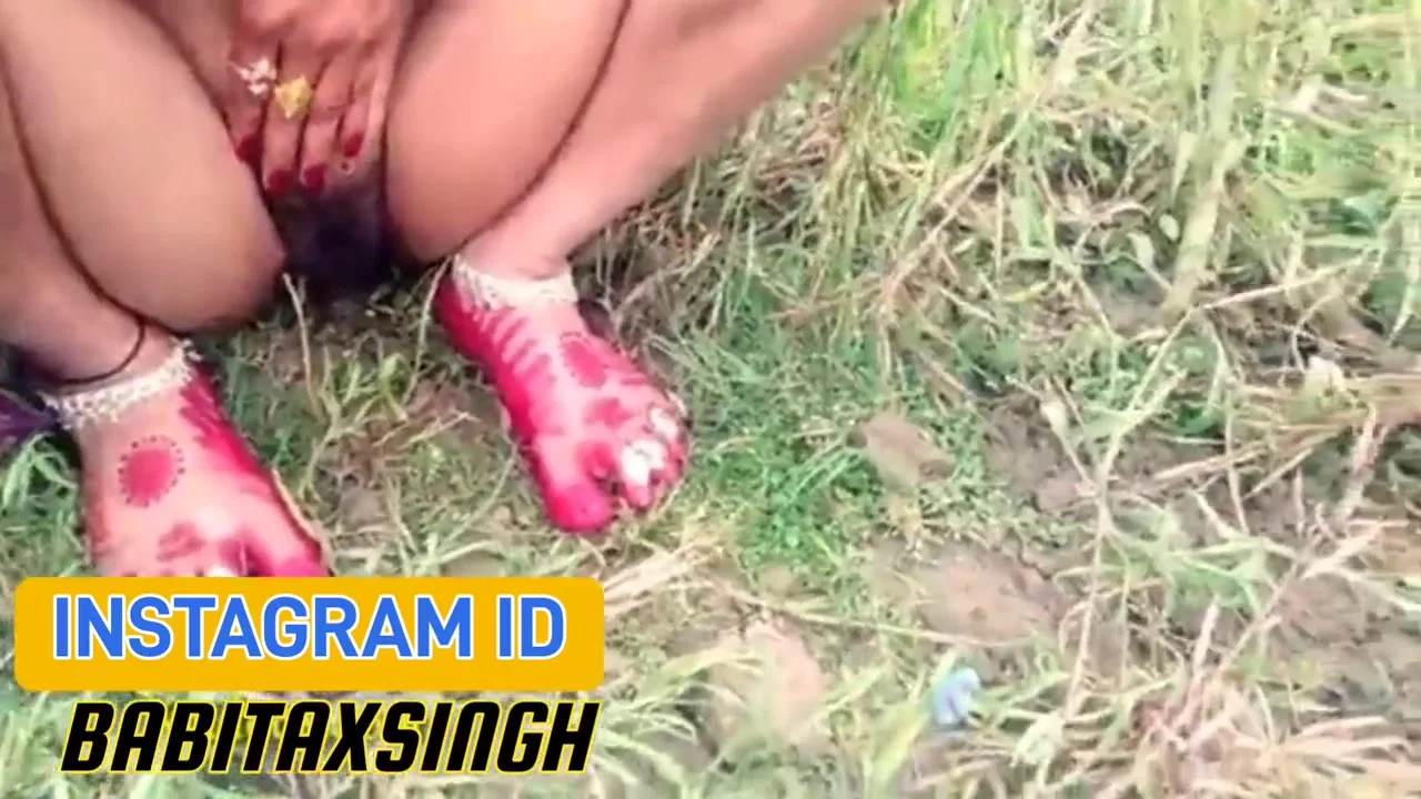 Outdoor Pissing Indian Bhabhi Open Field