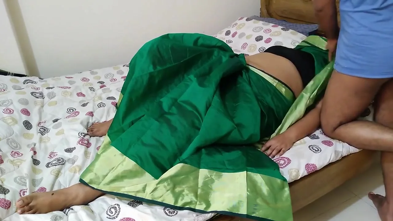 Sexy Saree Wearing Tamil Aunty Fucks In Hotel Bed And Cums Big Boobs (hindi Audio)