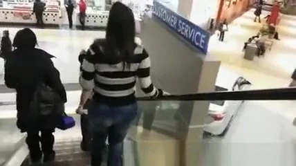 Candid bubble butt chick in tight jeans