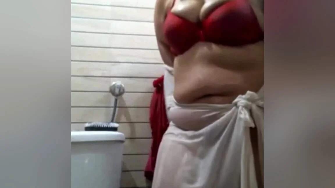 Devar Spying Indian Bhabhi For Taking Bath In Saree