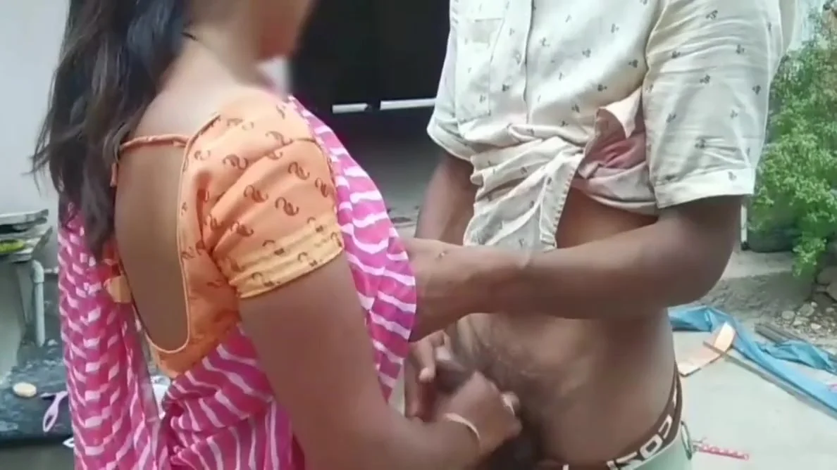 Soniya Bhabhi Pani Bharte Bharte Chudwane Lagi Apne Chote Daver Se