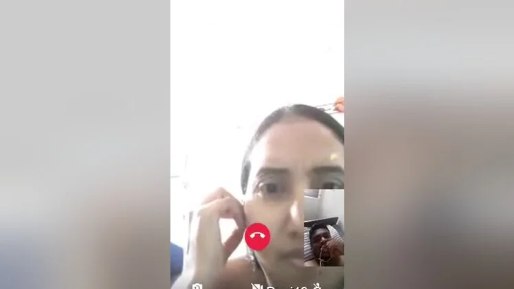 Today Exclusive- Sexy Lankan Girl Showing Her Nude Body To Bf On Video Call 3