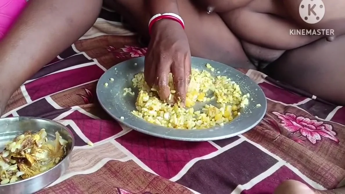 Garmi Mein Bhabhi Khana Khate Hue Masti Ki