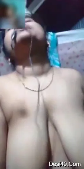 Today Exclusive- Desi Bhabhi Showing Her Boobs To Lover Video Call