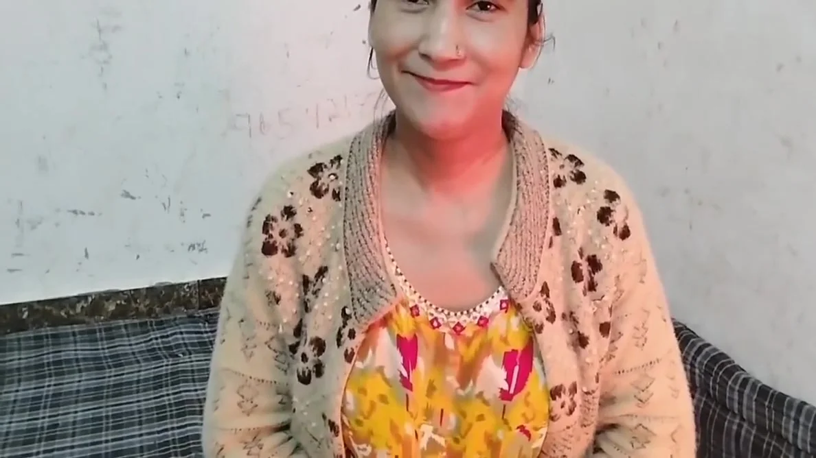 Cute Ko Paise Dekar Hotel Le Jakar Pel Diya