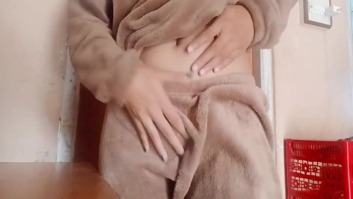 Cute Girl Hiding From Boss And Feeling Juciy Organism Uff Koi Tuh Chodna Ko Milo