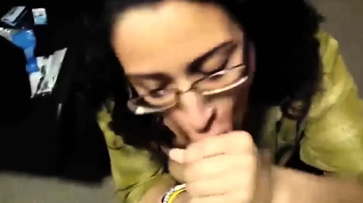 Arabic woman sucks like a pro and love cum