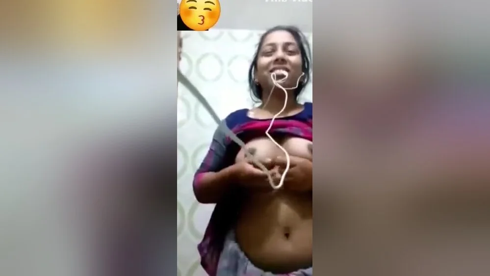 Desi Girl Shows Her Boobs On Vc