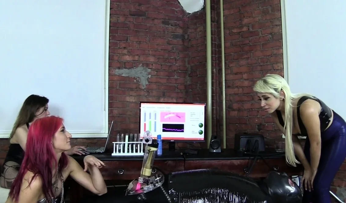 Amateur redhead MILF has facial