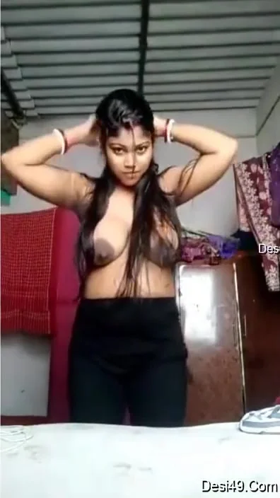 Today Exclusive- Boudi Showing Her Boobs