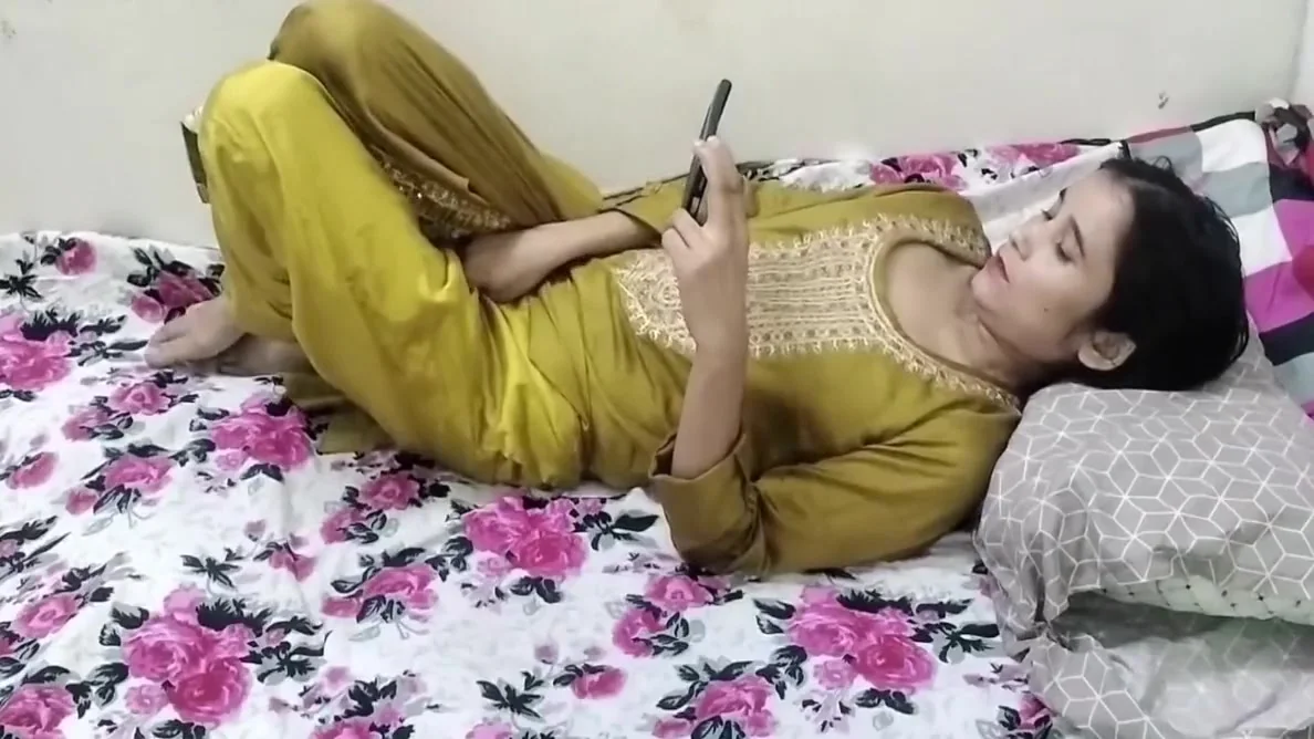 Desi Hot Girl - Ki Jawani Dekh Kar Mera Land Khara Ho Gya