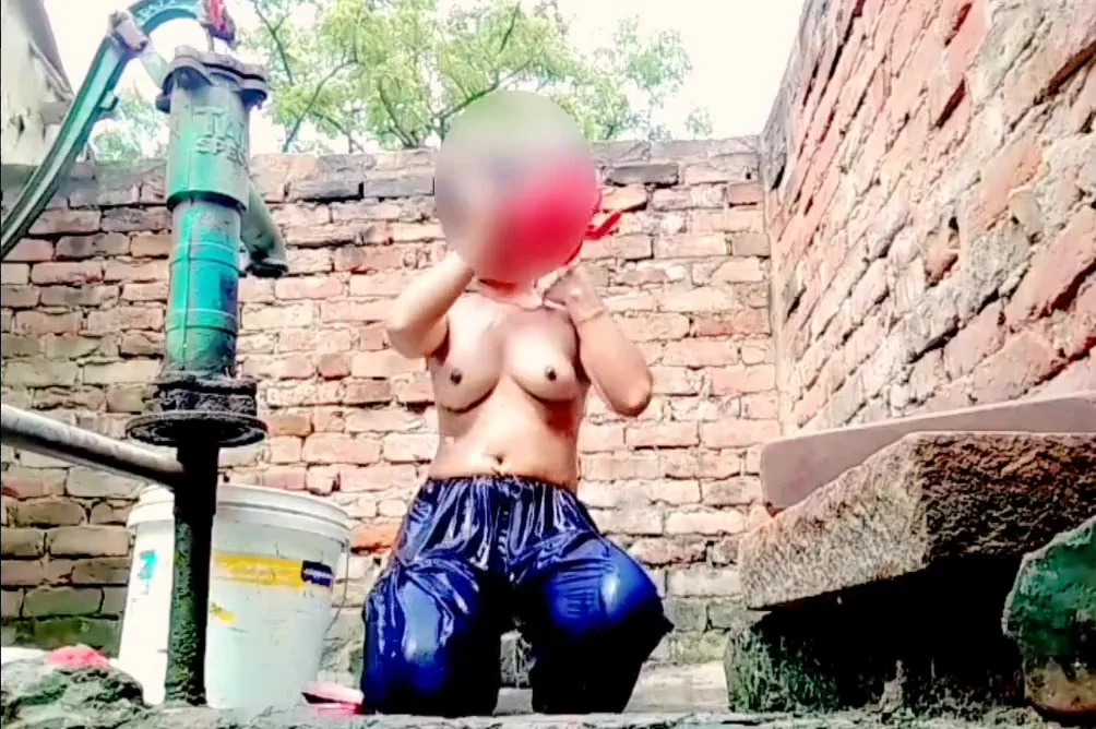 Hot Sexy Girl Bathing Naked. Enjoy The Youthfulness That