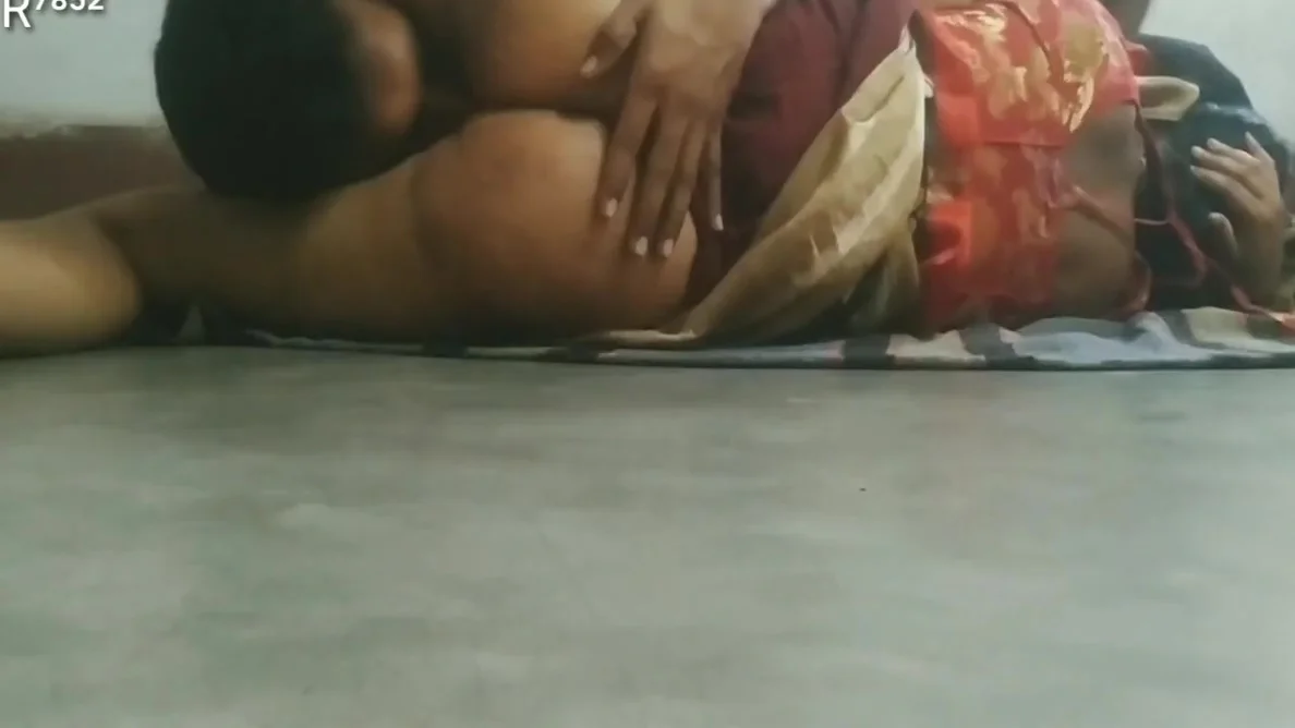 Indian Husband Wife Horny Sex.mast Chudayee Ki Dono Ne Ek Dusare Ko Chat Kar