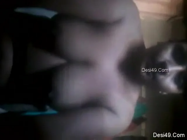 Exclusive- Desi Horny Bhabhi Strip Her Cloths And Sucking Her Boobs Selfie Record For Lover