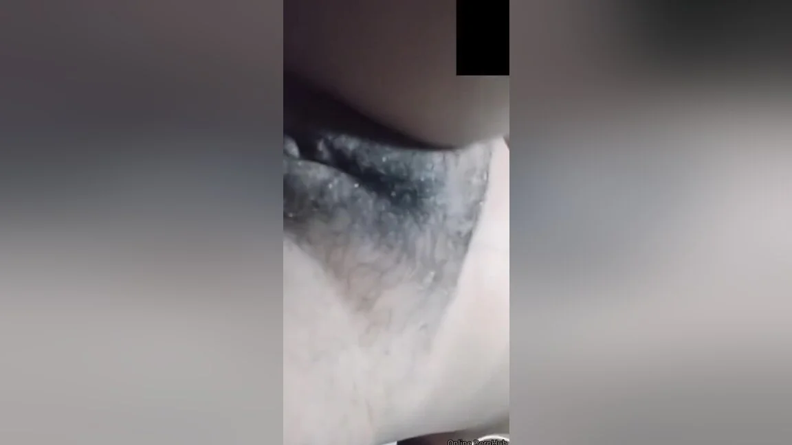 කෙල්ල හොඳටම ඇගිල්ල ගහනවා හිලේ