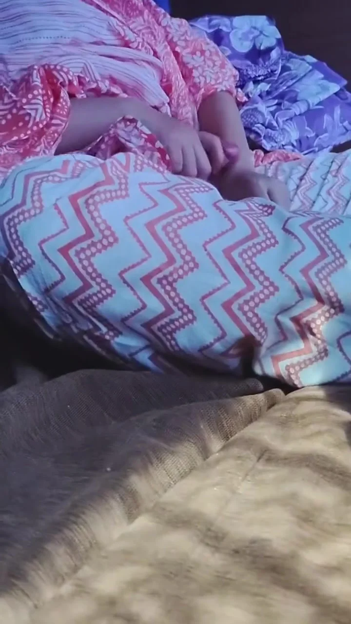 Chalu Bus Me Bhabi Ne Chudai Chalu Kar Di