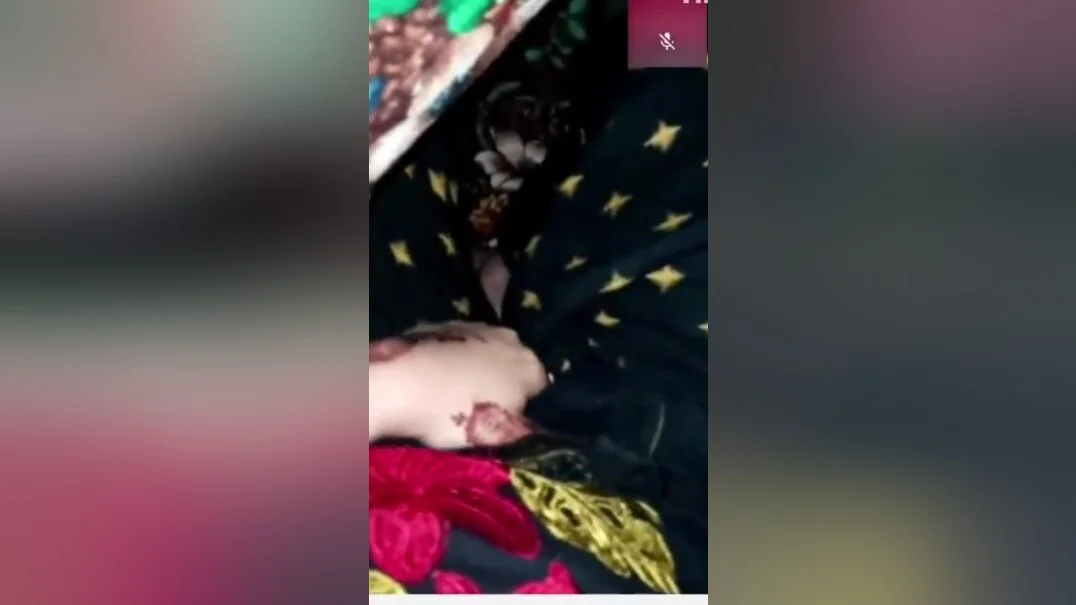 Today Exclusive- Paki Wife Showing Her Boobs