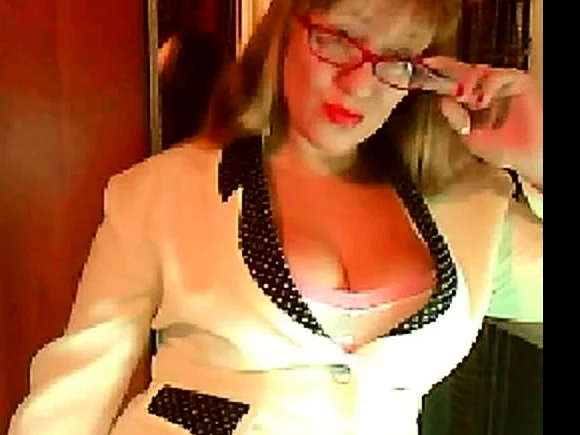 milf masturbates on webcam