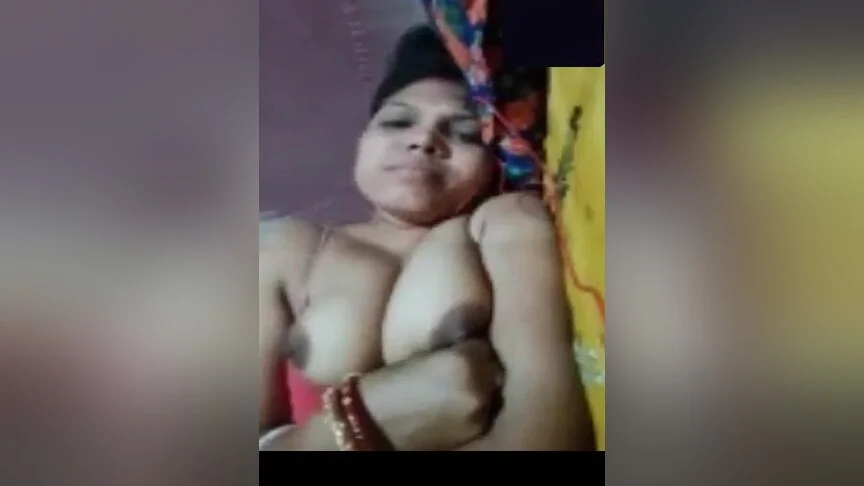 Today Exclusive-sexy Bhabhi Shows Her Boobs And Pussy On Vc 1