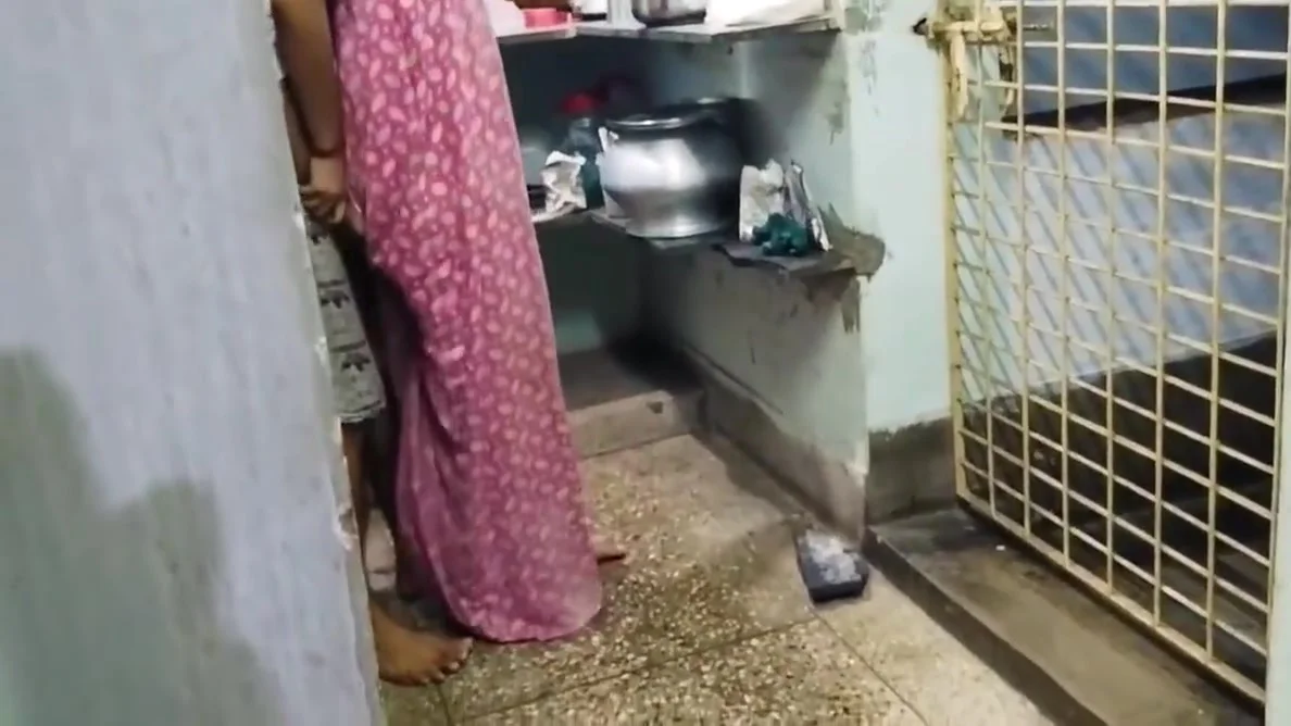 Biwi Ki Mms, Padosi Ne Kitchen Me Chod Ke Gaya