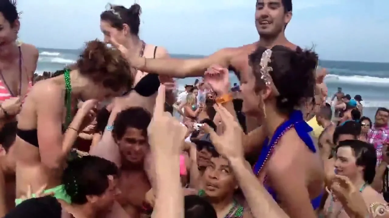 Sexiest girls of the beach are the stars of the day!