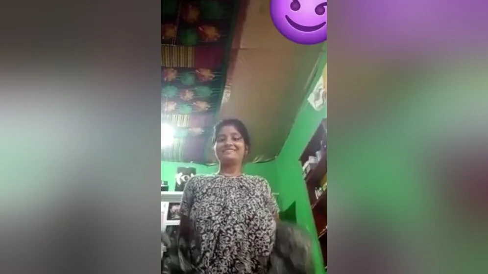 Sexy Boudi Shows Her Boobs