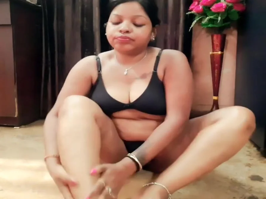 Indian Housewife Sexy Show 18